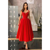 Robe de soirée mi-longue en satin à volants et décolleté en cœur