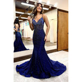 Robe de soirée sirène scintillante à col en V et bretelles perlées avec traîne