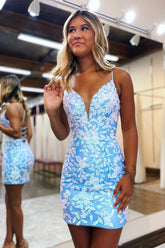 Robe de bal courte bleu clair à fines bretelles et dos croisé