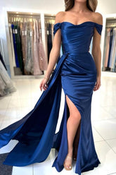 Vestido de graduación sin tirantes con escote corazón, abertura frontal, hombros descubiertos y volantes, color azul real de Dbrbridal