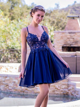 Vestido corto de fiesta con espalda en V profunda con apliques y cordones