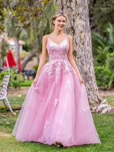 Robe de bal longue en tulle ornée de dentelle appliquée et d'un décolleté en V profond