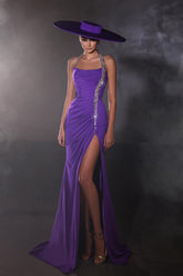 Vestido de fiesta morado de satén, sin mangas, con escote halter y abertura con cuentas, de diseño columna.