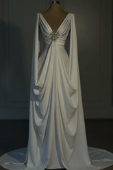 Robe de mariée longue ivoire en satin, coupe trapèze, col en V et manches longues, signée d'un créateur