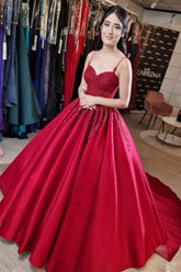 Vestido de novia largo rojo de encaje estilo princesa con tirantes finos y corte en A de diseñador