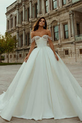 Vestido de novia blanco de diseñador, corte en A, hombros descubiertos y perlas