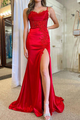 Robe de bal rouge sirène élégante à bretelles spaghetti et corset orné d'appliqués et fendue sur le devant
