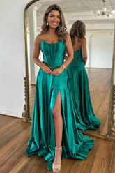 Robe de bal tendance vert bustier trapèze avec corset et fente sur le devant