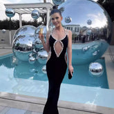 Vestido de graduación negro sin tirantes con pedrería y escote halter