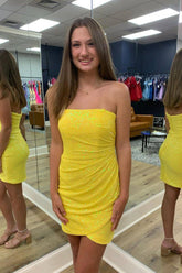 Robe de bal courte moulante sans bretelles à sequins jaunes « Sparkle 'til Dawn »