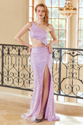 Robe de bal longue asymétrique à sequins violet clair, fendue sur le devant. Coupe fourreau, épaule dénudée, fente devant.