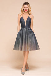 Elegante vestido de fiesta bronceador hasta la rodilla con tirantes finos, escote en V profundo, espalda descubierta y bolsillo.