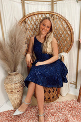 Elegantes vestidos cortos de fiesta azules de corte A, sin mangas y con un solo hombro.