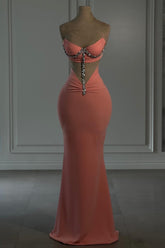 Elegante vestido de fiesta de columna, de gasa, sin tirantes y sin mangas, con apliques.