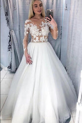 Elegante vestido de novia largo de corte A con escote barco, apliques de encaje y tul, con mangas.