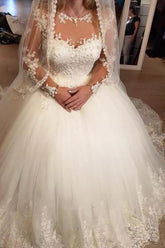 Elegante vestido de novia largo de tul con escote corazón y corte en A