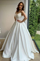 Elegante vestido de novia largo de corte princesa con escote corazón y tirantes finos, de satén.