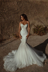 Elegante vestido de novia largo de tul con escote corazón, espalda descubierta y apliques de encaje, estilo sirena.