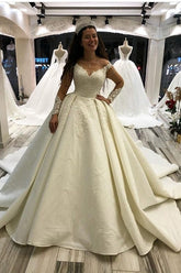 Elegante vestido de novia largo de princesa, estilo princesa, con escote corazón y mangas, de satén.