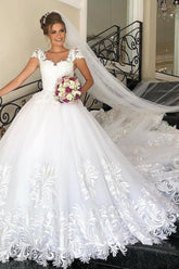 Elegante vestido de novia largo de princesa, de tul y encaje, con mangas cortas.