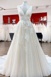 Elegante vestido de novia largo de corte princesa, escote en V, tul, espalda descubierta y encaje.