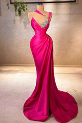 Elegante vestido de fiesta fucsia con escote sirena en V, sin mangas, con volantes y abertura frontal, de satén.