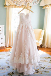 Elegante vestido de novia rosa con escote corazón y corte asimétrico, con encaje blanco WD093