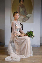 Vestido de fiesta brillante de manga larga con espalda descubierta, bordado y corte en A.