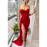 Robe de soirée longue rouge fourreau à décolleté en cœur et fente haute