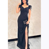 Robe de soirée longue en satin froncé à col en V et perles et plumes avec fente