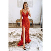 Robe de bal rouge à bretelles spaghetti, col en V, paillettes scintillantes et fente