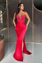 Robe de soirée sirène rouge à décolleté cœur et fente haute longue