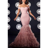 Robe de soirée longue sirène à paillettes et plumes, épaules dénudées et scintillantes