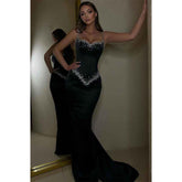 Robe de soirée longue noire style sirène à bretelles spaghetti et perles