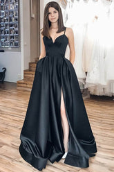 Robe de bal longue noire trapèze à fines bretelles et fente