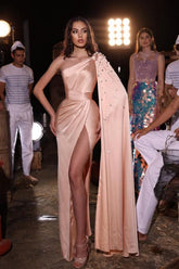 Elegante vestido largo de fiesta color melocotón, de satén, con un solo hombro y abertura.