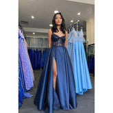 Robe de bal longue en satin à paillettes et perles, coupe trapèze, col en V et fente