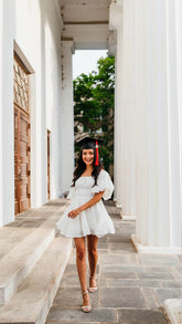 Vestido corto blanco de manga abullonada para baile de bienvenida o graduación Y1340