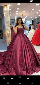 Robe de bal bordeaux à fines bretelles en satin, coupe trapèze, référence Y1620