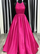 Vestidos de fiesta formales de satén y encaje fucsia, largos, de corte en A, con cuello halter y corte en A.