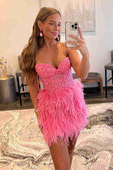 Robe de bal fourreau bustier cœur en dentelle et plumes