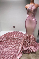 Elegante vestido de sirena rosa con cuello halter y encaje con flores 3D en la parte inferior.