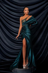 Elegante vestido de fiesta largo verde oscuro con un solo hombro, encaje, cuentas y manga larga, con abertura.