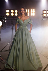Vestido de graduación largo, elegante, color verde salvia empolvado, corte en A, hombros descubiertos, con lentejuelas y cuentas