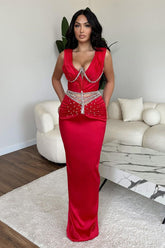 Robe de bal longue et glamour à col en V et sans manches avec strass