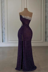 Elegante vestido largo de fiesta morado sin tirantes, con lentejuelas y pedrería, con abertura
