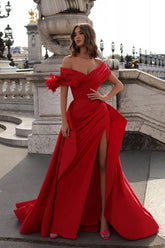 Robe de bal rouge longue et glamour, coupe trapèze, épaules dénudées, à volants et fente.