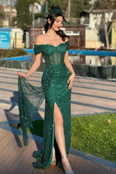 Precioso vestido de fiesta verde sin mangas, de encaje, con escote corazón y hombros descubiertos, corte columna y abertura frontal.
