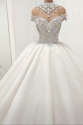 Precioso vestido de novia de princesa con cuello alto y pedrería de cristal