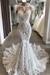 Precioso vestido de novia largo de encaje con escote corazón calado y cuello de piel